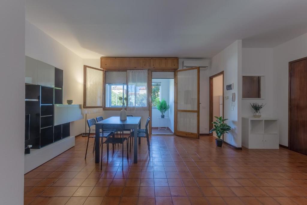 - une cuisine et une salle à manger avec une table et des chaises dans l'établissement Pontelagoscuro Huge & Residential Apartment, à Ferrare