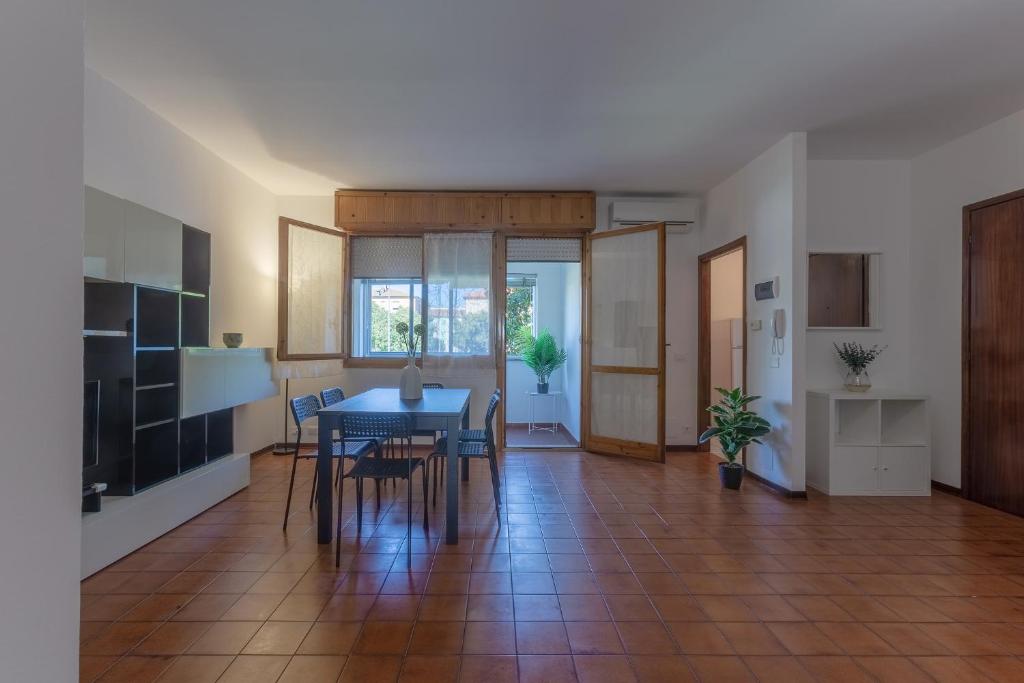 a kitchen and dining room with a table and chairs at Pontelagoscuro Huge & Residential Apartment in Ferrara