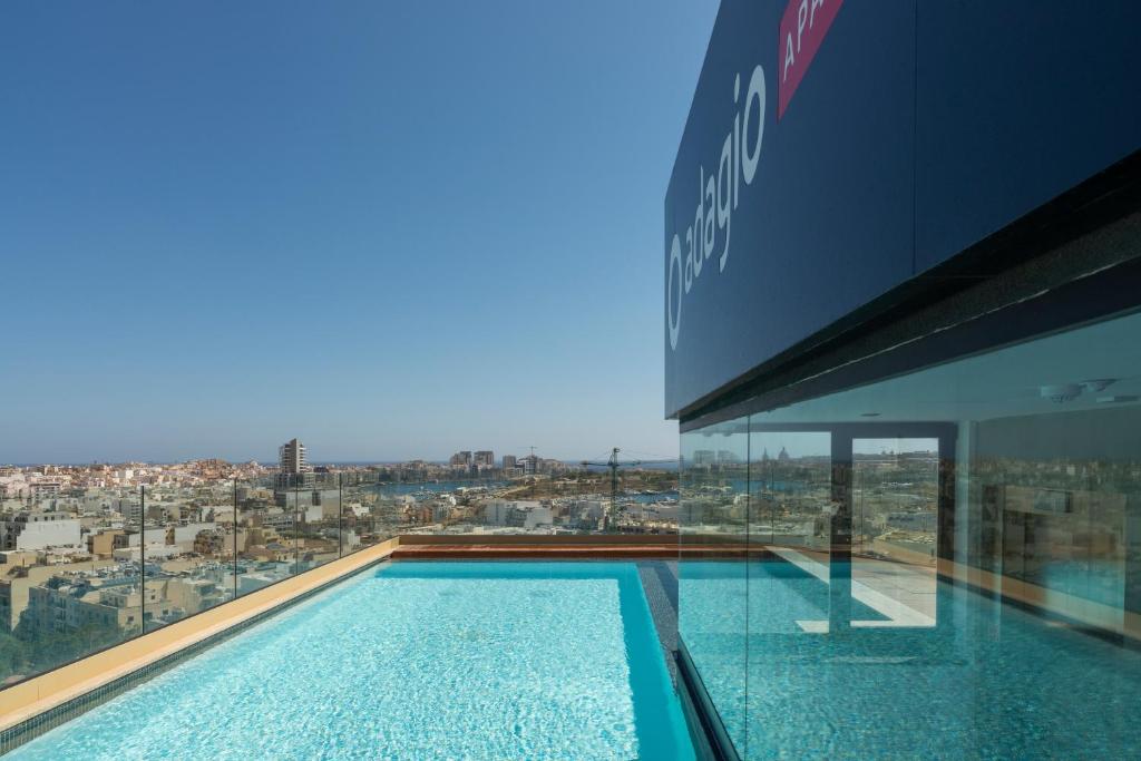 - une piscine au sommet d'un bâtiment dans l'établissement Aparthotel Adagio Malta Central, à Msida
