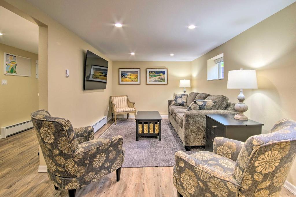 ein Wohnzimmer mit einem Sofa und Stühlen in der Unterkunft Cozy North Bend Getaway in Walkable Location! in North Bend