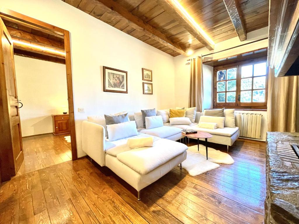 un soggiorno con divano e tavolo di Rustic Chic de Luxe 2B a El Tarter