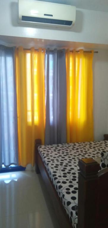 Postel nebo postele na pokoji v ubytování Yhanz Z Sea Residences