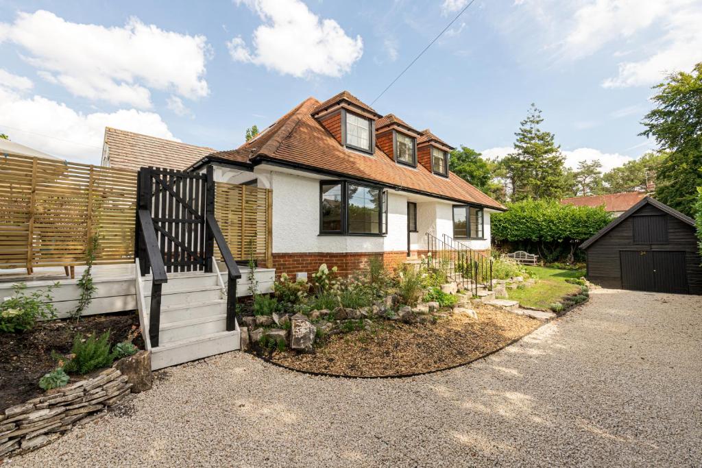 NEW 2 bed house with log burner, garden, 5 min beach, Parkstone