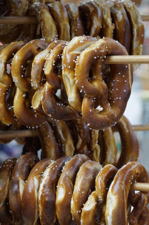Une bande de bretzels sur un écran dans un magasin dans l'établissement Le Saint Nicolas Bail mobilité, à Strasbourg