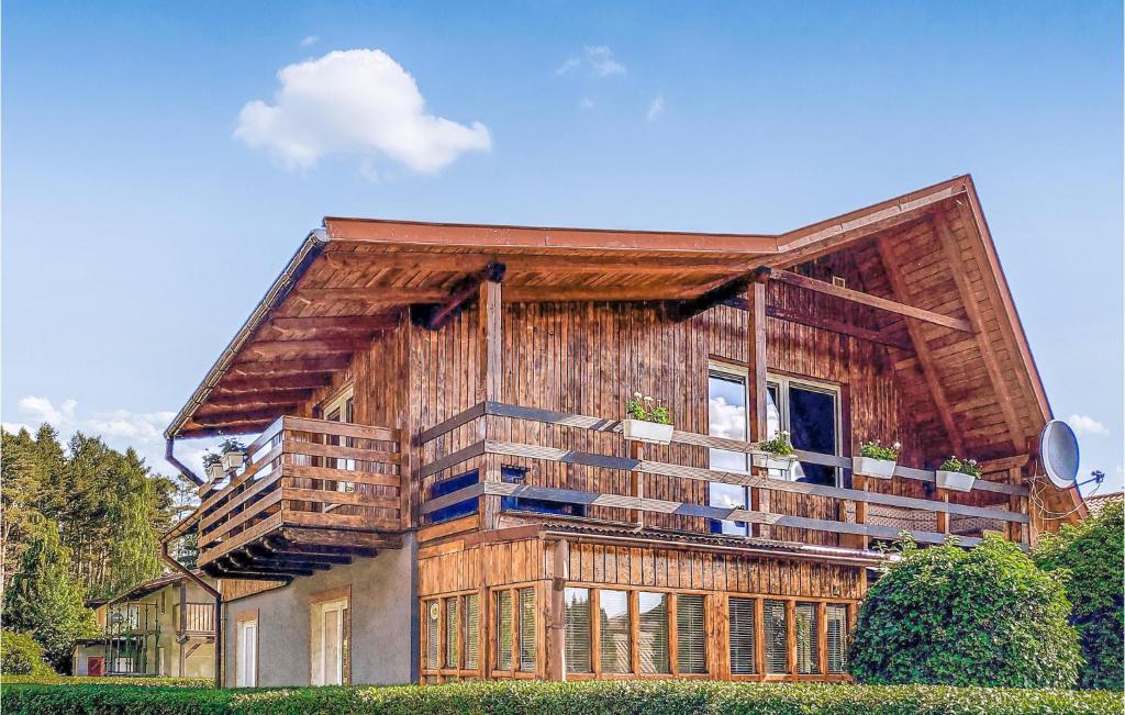 una casa de madera con balcones en un lateral en 5 Bedroom Pet Friendly Home In Rowy, en Rowy