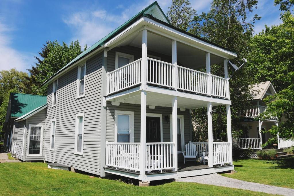 ein großes weißes Haus mit einem großen Balkon in der Unterkunft Sweet Mary home in Jamestown
