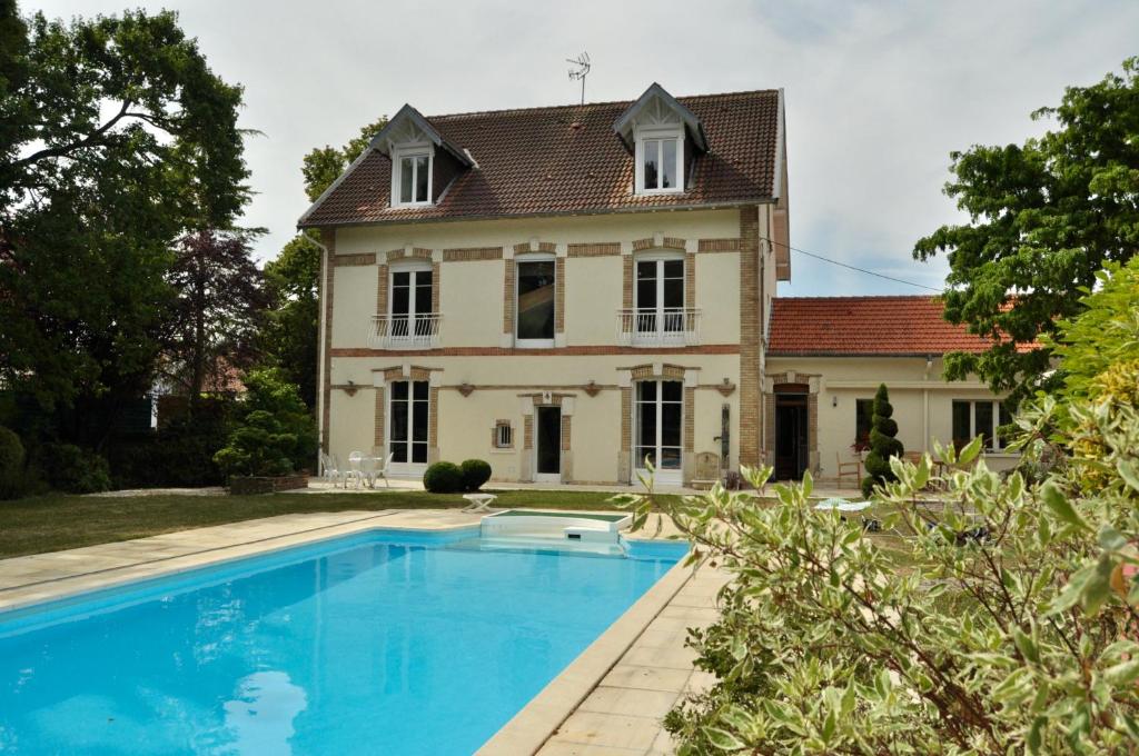 een uitzicht op een huis met een zwembad bij Le Jardin de Fresnes in Fresnes-en-Woëvre