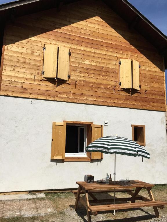 Budova, v ktorej sa horská chata nachádza