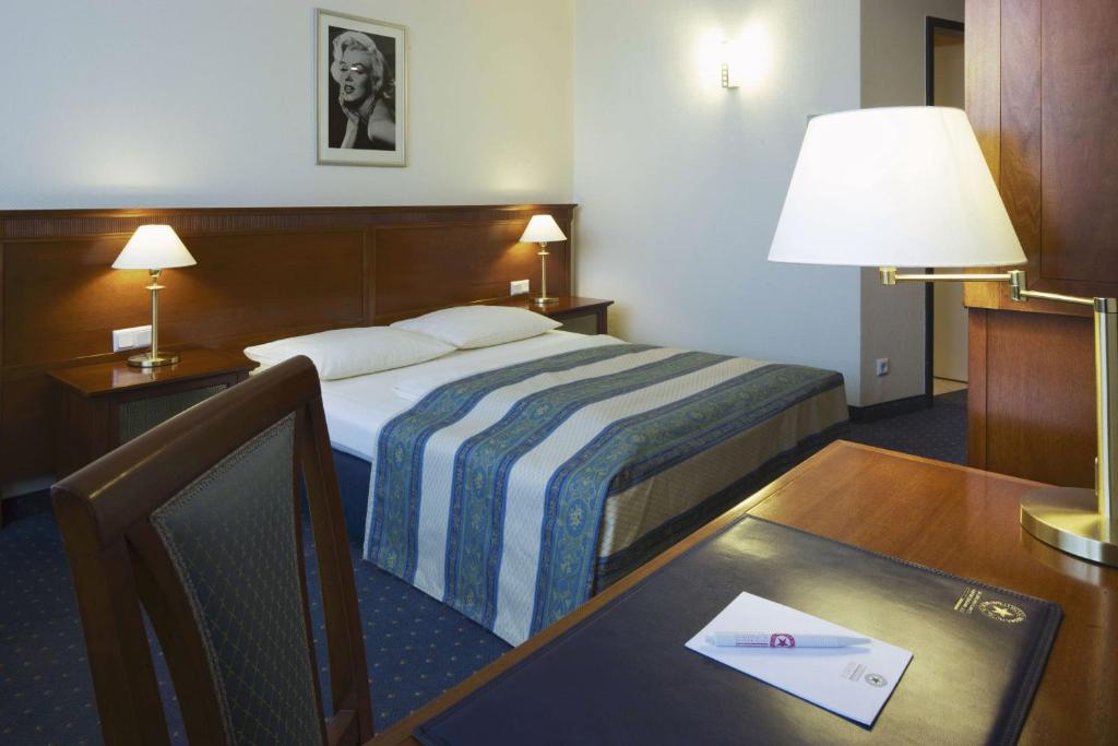 Postel nebo postele na pokoji v ubytování Hollywood Media Hotel am Kurfürstendamm