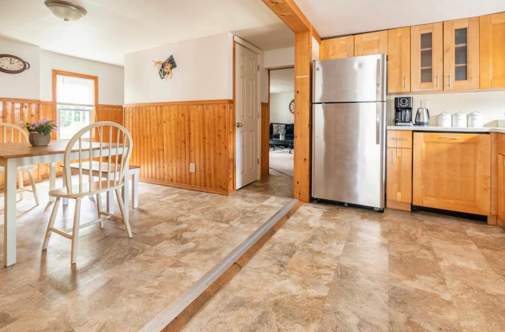 Poconos farmhouse, PRIVATE Hot tub and Pool at Camelback, Stroudsburg