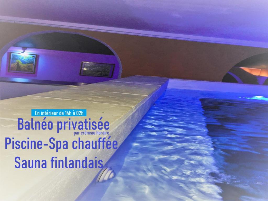 einen Innenpool in einem Hotelzimmer mit Pool in der Unterkunft Chambres du Domaine Spa-piscine sauna in Lescout