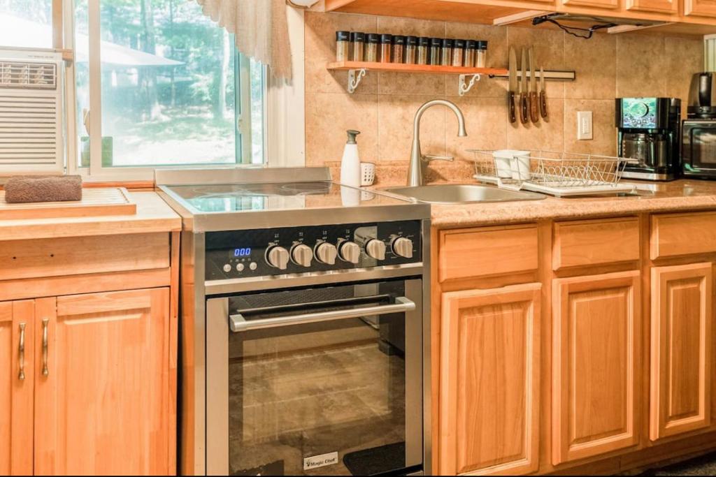 Una cocina o cocineta en Pocono cabin with private pool at Shawnee Mtn
