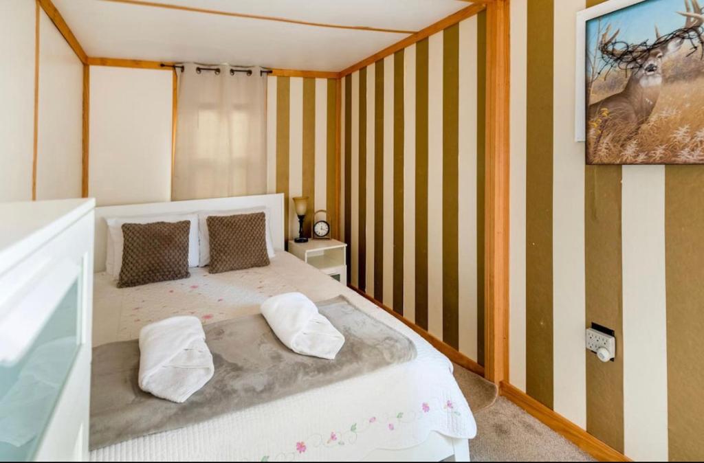 ein Schlafzimmer mit einem Bett mit zwei Kissen darauf in der Unterkunft Pocono cabin with private pool at Shawnee Mtn in East Stroudsburg