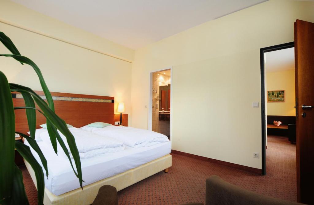 Postel nebo postele na pokoji v ubytování Hansa Apart-Hotel Regensburg