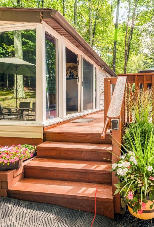 Un jardín fuera de Pocono cabin with private pool at Shawnee Mtn