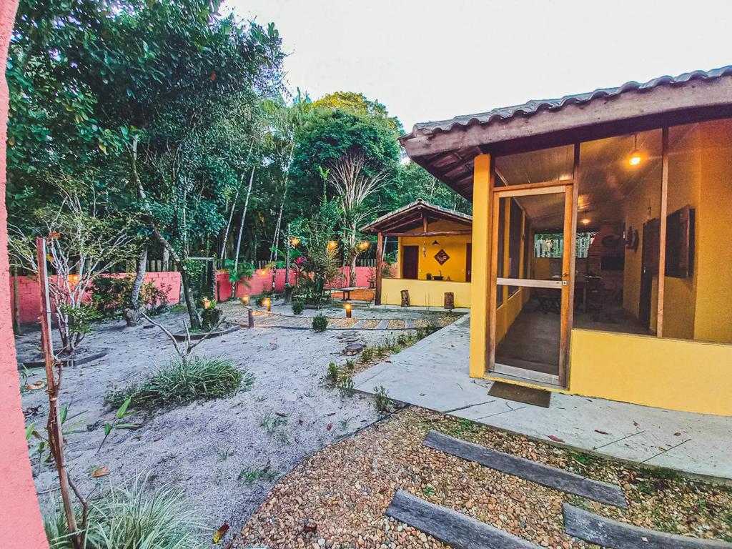 a small house with a yard with a patio at Pescaria em Iguape - Belo Rancho Subauma in Iguape