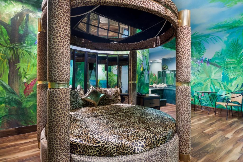 um quarto com uma cama de leopardo num quarto em Americas Best Value Platinum Inn & Suites em Houston