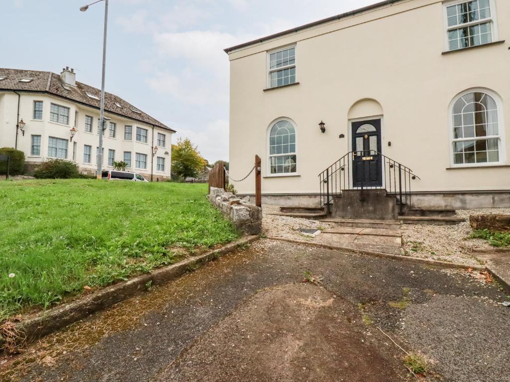 uma imagem da frente de uma casa branca em 2 Old Talbot Cottages em Lostwithiel