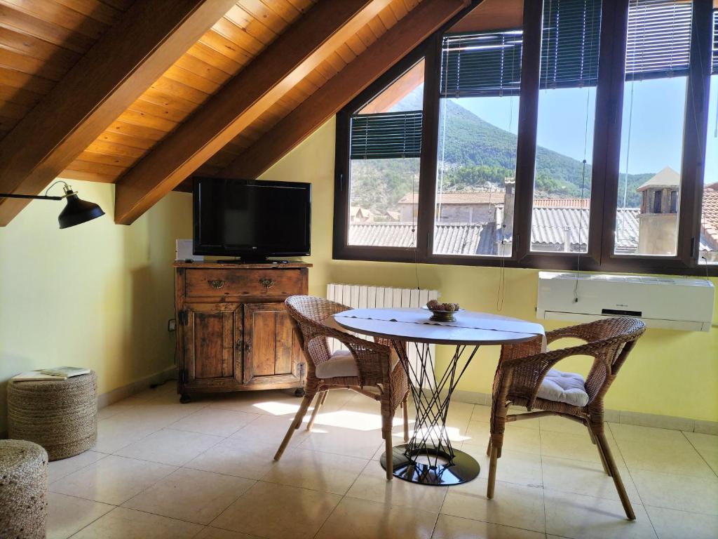 TV a/nebo společenská místnost v ubytování La Lucana Ordesa Ainsa apartamento