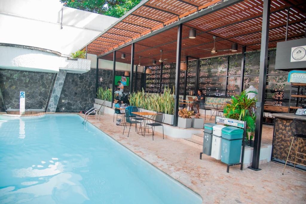 Bazén v ubytování Medellín Vibes Hostel nebo v jeho okolí