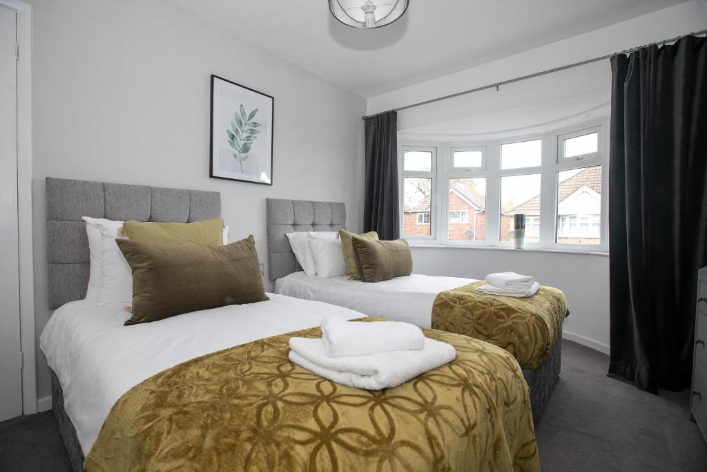 Habitación de hotel con 2 camas y ventana en Ludlow Drive 3 bed Contractor family Town house in melton Mowbray en Melton Mowbray