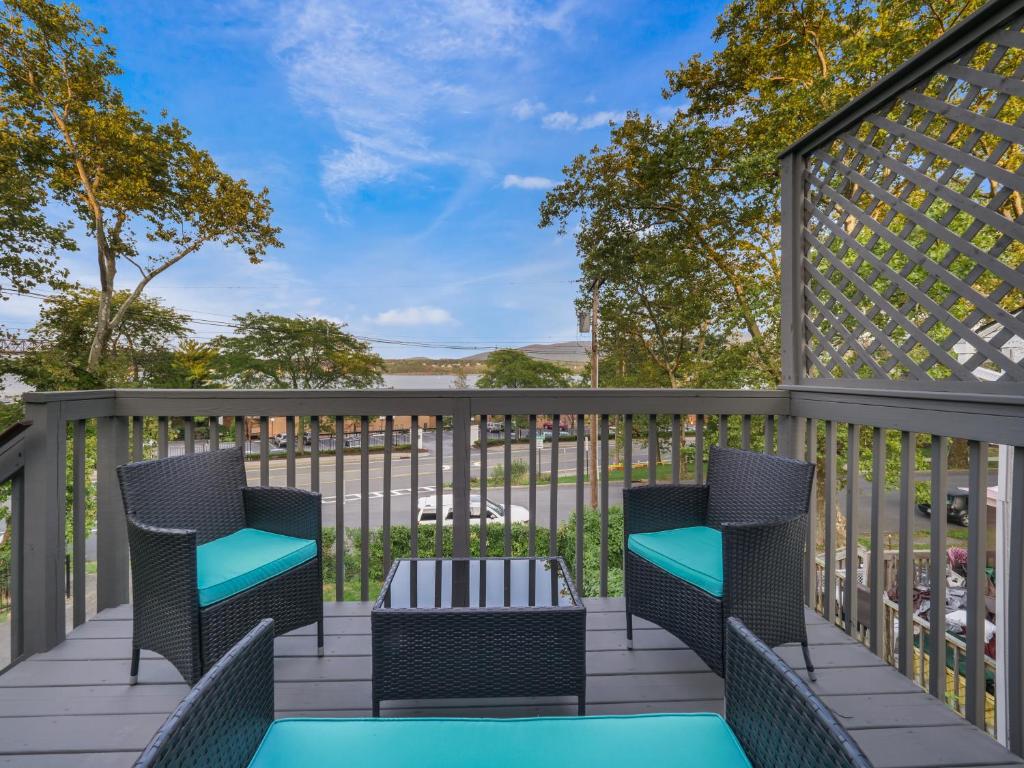 une terrasse avec des chaises et une table dans l'établissement Deck View of Hudson River & Mt Beacon / Boho Suite, à Newburgh