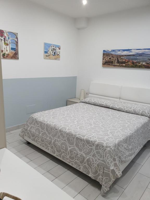 ナポリにあるCasa Sant'Elmo 21の白いベッドルーム(ベッド1台付)
