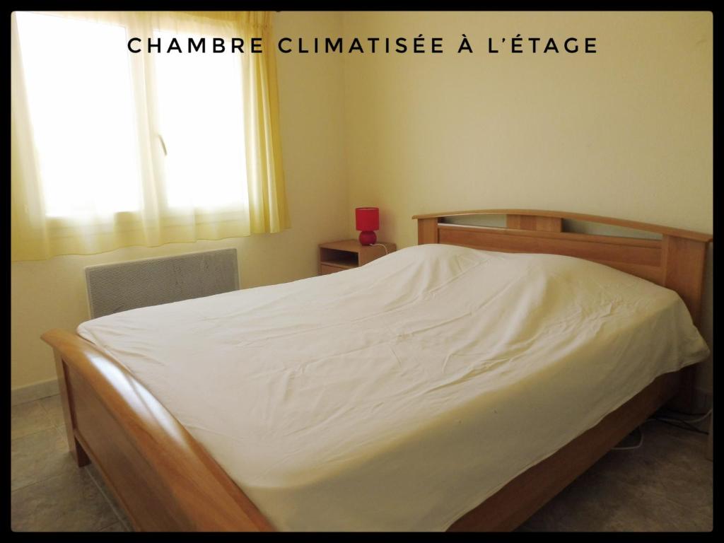 Tempat tidur dalam kamar di Maison enti&egrave;re- Les Cormorans