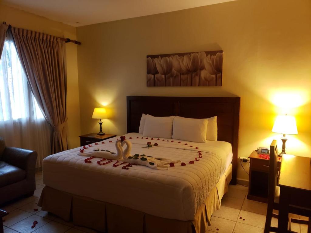una camera da letto con un letto con un aquilone di HOTEL PRIMAVERA BOUTIQUE a San Pedro Sula