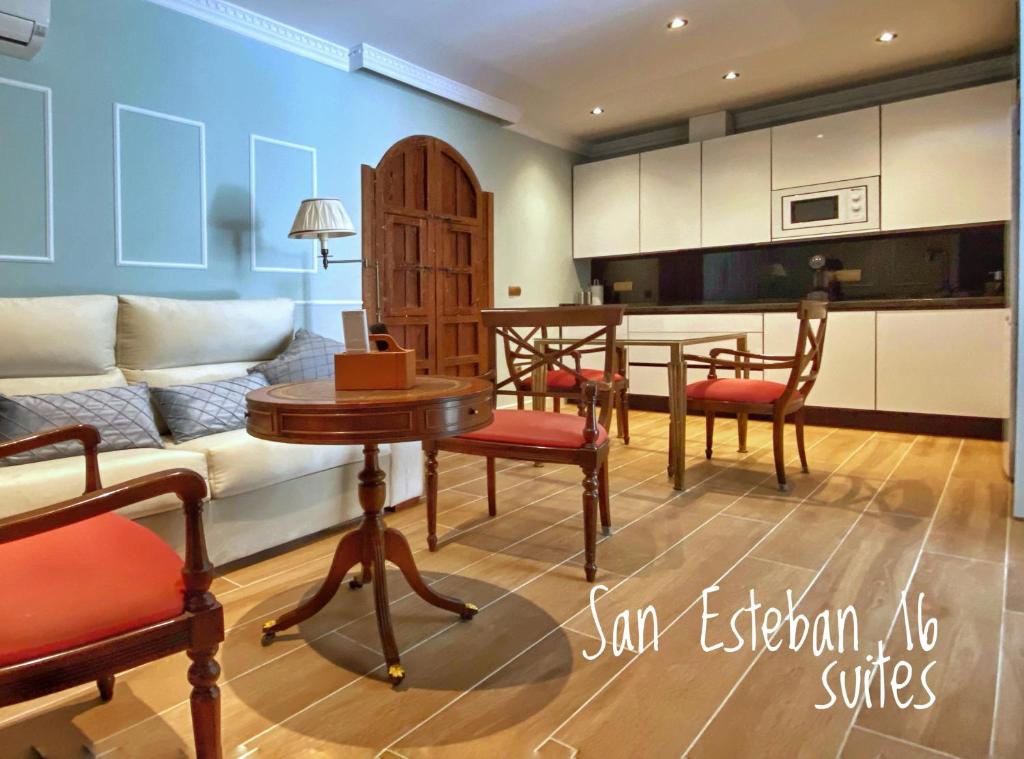 Kuchyň nebo kuchyňský kout v ubytování SUITES SAN ESTEBAN 16 Principe