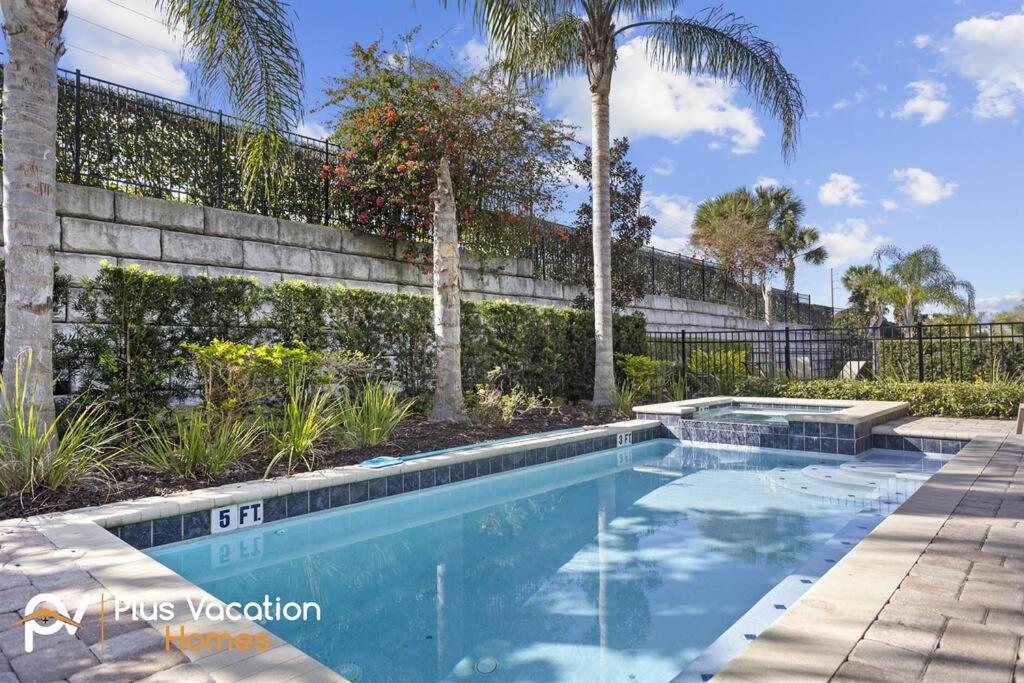 320-Luxury Villa w POOL&Hot Tub内部或周边的泳池