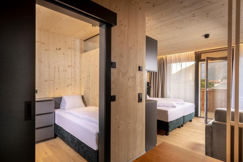 Postel nebo postele na pokoji v ubytování Der Dolomitenhof - Tristach