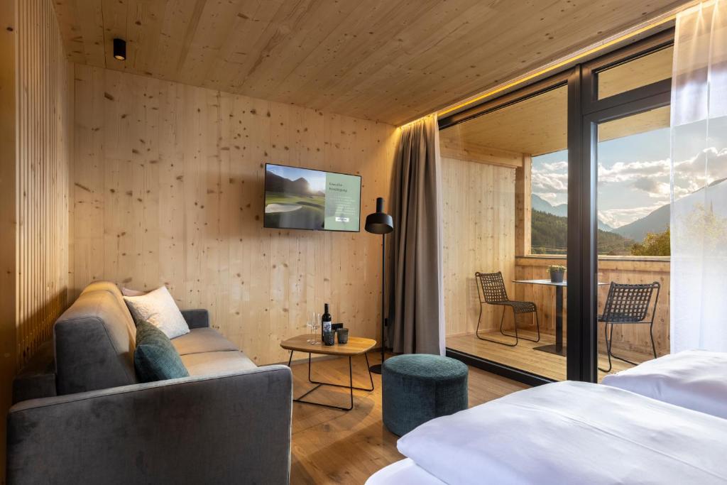 TV a/nebo společenská místnost v ubytování Der Dolomitenhof - Tristach