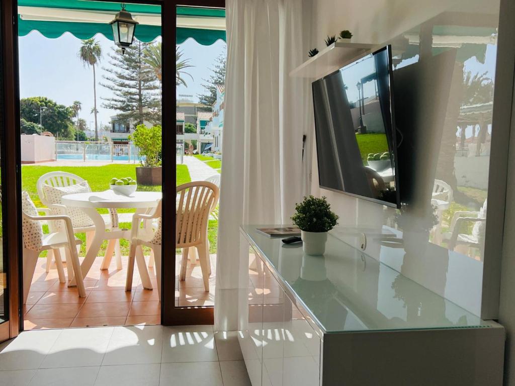 TV a/nebo společenská místnost v ubytování Apartamentos Los Balandros by SunHousesCanarias
