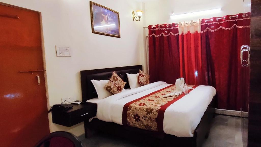 Postel nebo postele na pokoji v ubytování Hotel Shanti inn