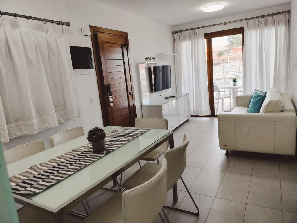 TV a/nebo společenská místnost v ubytování Apartamentos Los Balandros by SunHousesCanarias