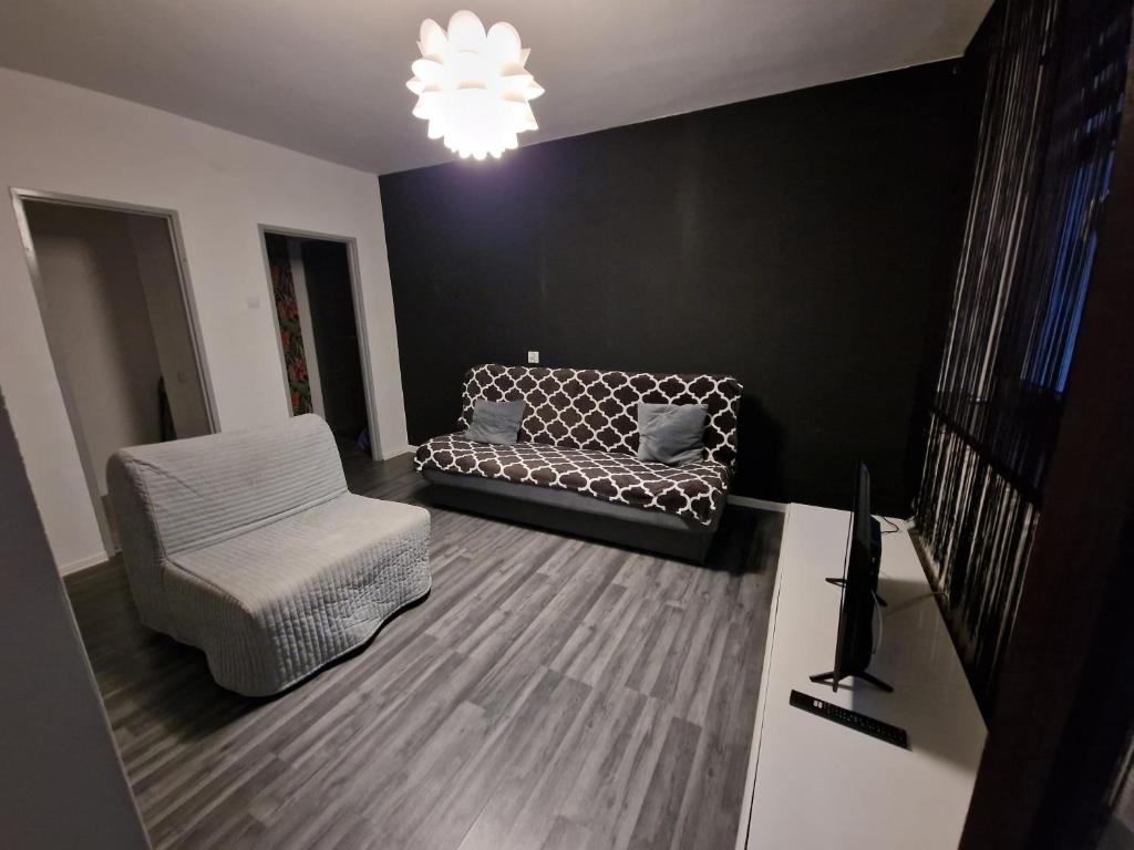 salon z kanapą i krzesłem w obiekcie Apatrament Jagielońska w mieście Legnica