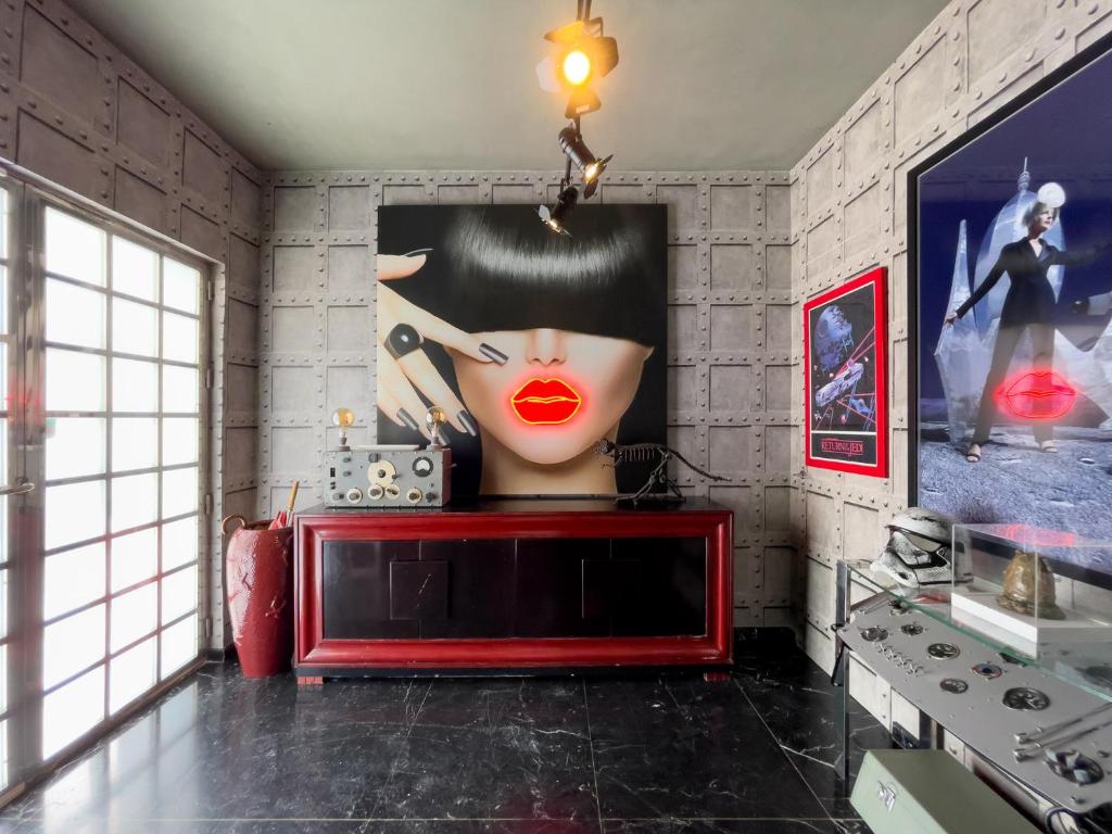 Marbella Boutique Art hotel في مربلة: غرفة بها صورة لامرأة على الحائط