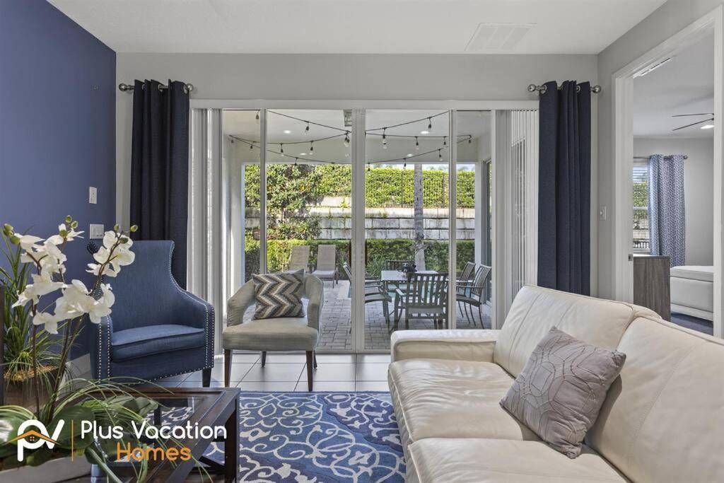 Area tempat duduk di 360-Family Home by Disney with Private POOL