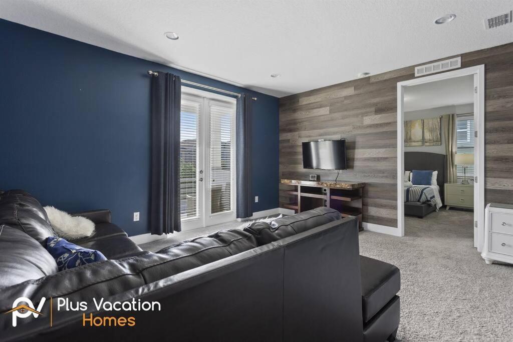 Televisi dan/atau pusat hiburan di 360-Family Home by Disney with Private POOL