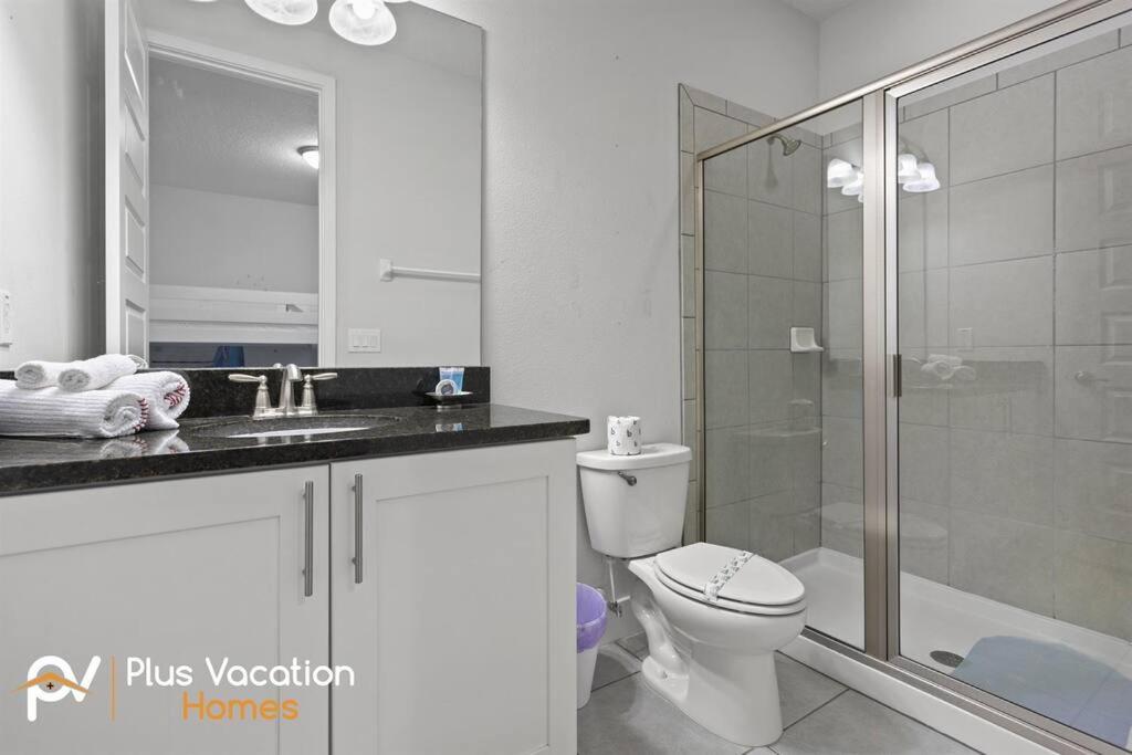 Kamar mandi di 360-Family Home by Disney with Private POOL