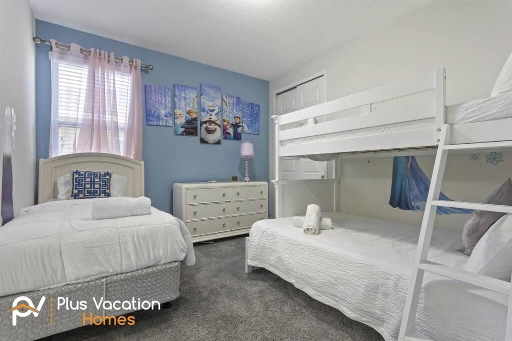 Tempat tidur dalam kamar di 360-Family Home by Disney with Private POOL