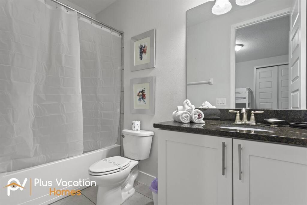 Kamar mandi di 360-Family Home by Disney with Private POOL