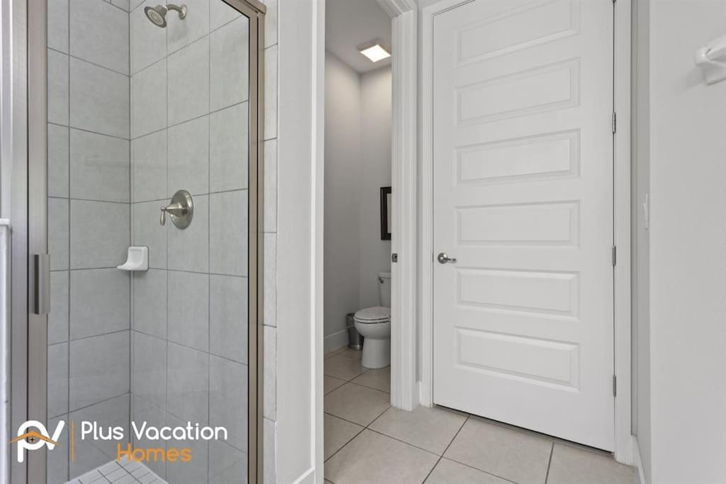 Kamar mandi di 360-Family Home by Disney with Private POOL