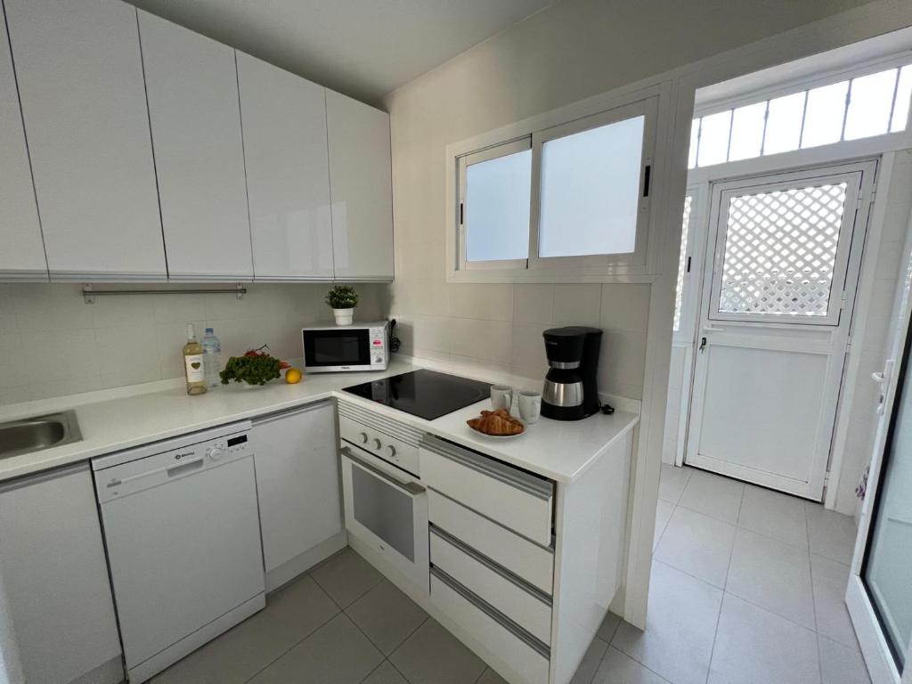 Kuchyň nebo kuchyňský kout v ubytování Apartamentos Los Balandros by SunHousesCanarias
