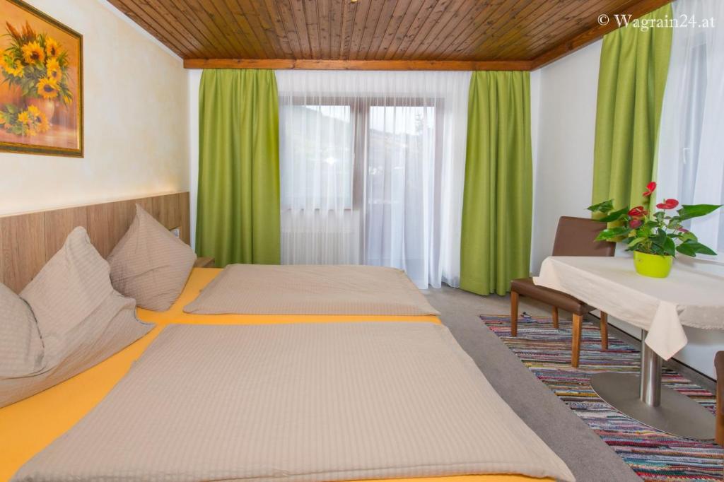 Posteľ alebo postele v izbe v ubytovaní Pension Montana