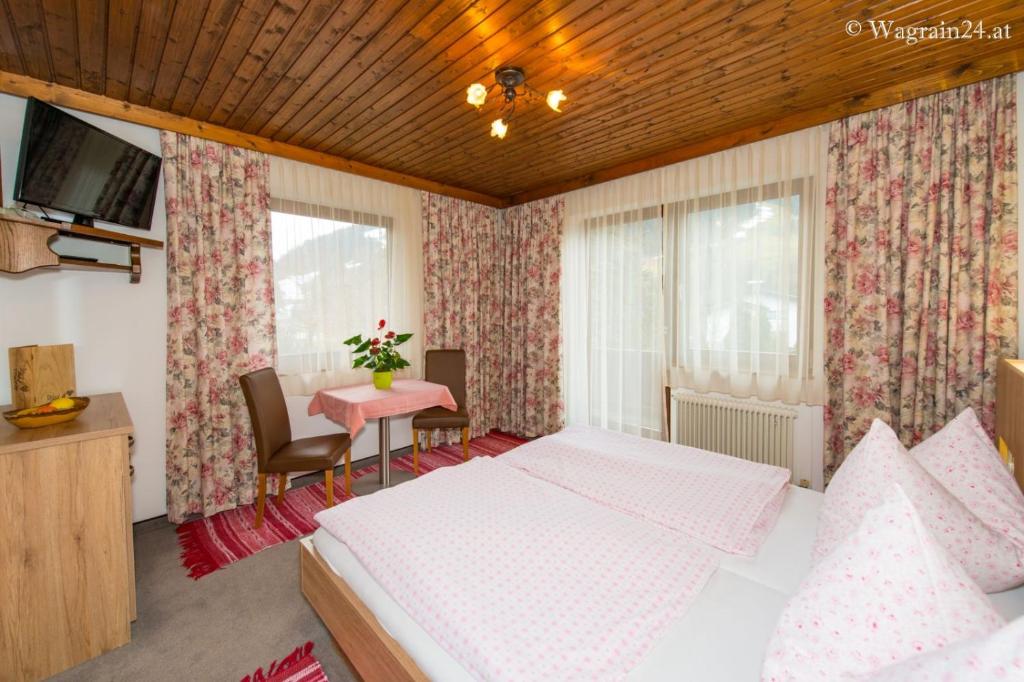 Posteľ alebo postele v izbe v ubytovaní Pension Montana