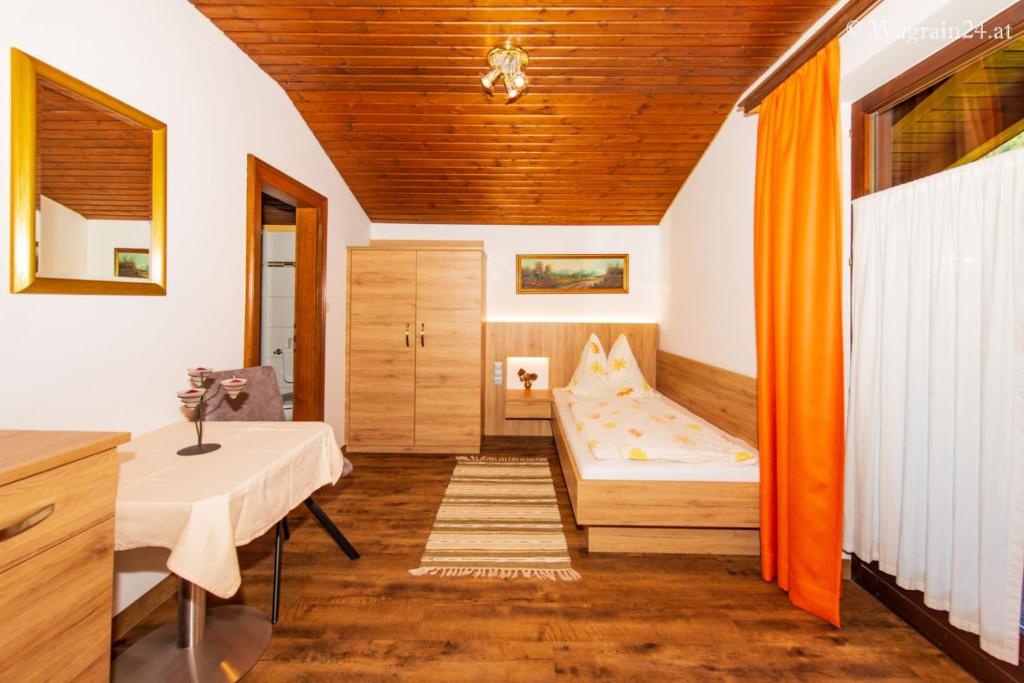 Posteľ alebo postele v izbe v ubytovaní Pension Montana