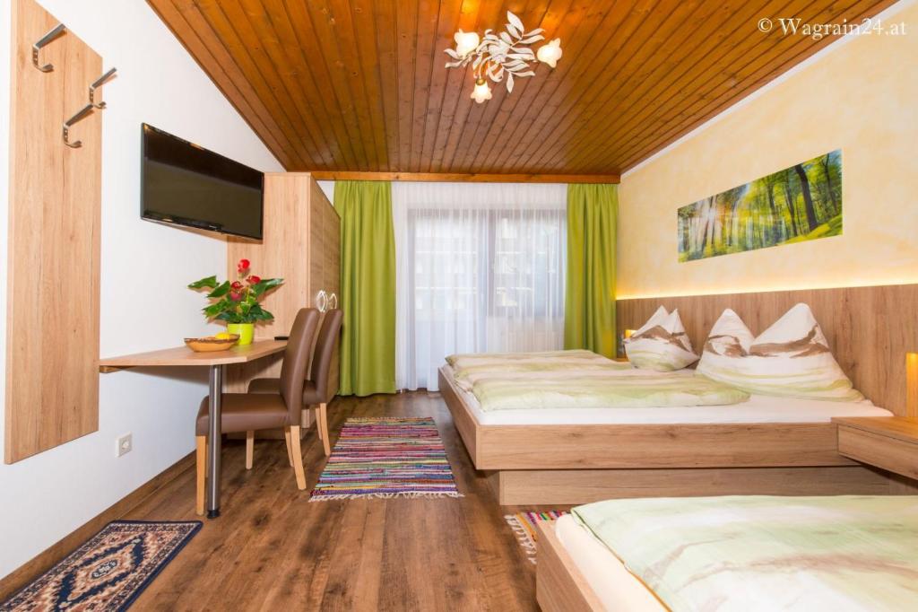 Posteľ alebo postele v izbe v ubytovaní Pension Montana