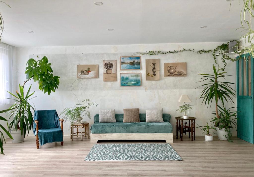 sala de estar con sofá verde y 2 sillas en Anglet, centre ville, proche des plages, en Anglet